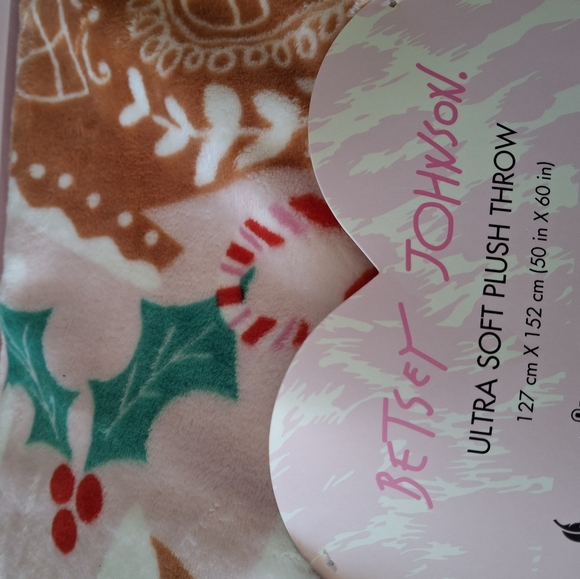 Betsey Johnson pink gingerbread house blanket throw christmas new - Picture 5 of 6
